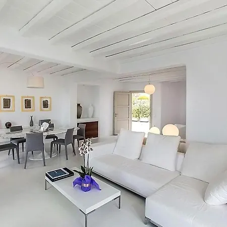 Сasa de vacaciones Stunning Villa, Best Location, Private Pool, Walk To Elia Beach